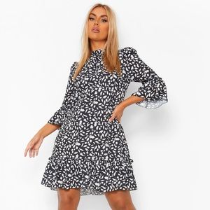BOOHOO Plus Smudge Print Ruffle Hem Shift Dress